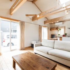 カントリー調デザインの一軒家のリビング