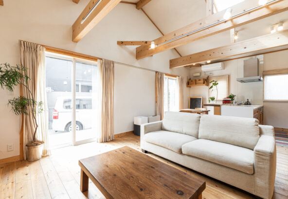 カントリー調デザインの一軒家のリビング