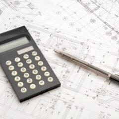 住宅の図面と電卓