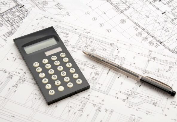 住宅の図面と電卓