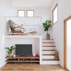 スキップフロアにソファーを置いた写真