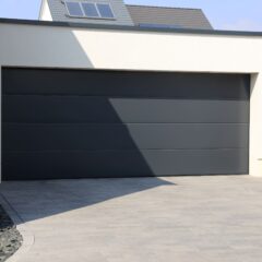 おしゃれなシャッター付きインナーガレージ