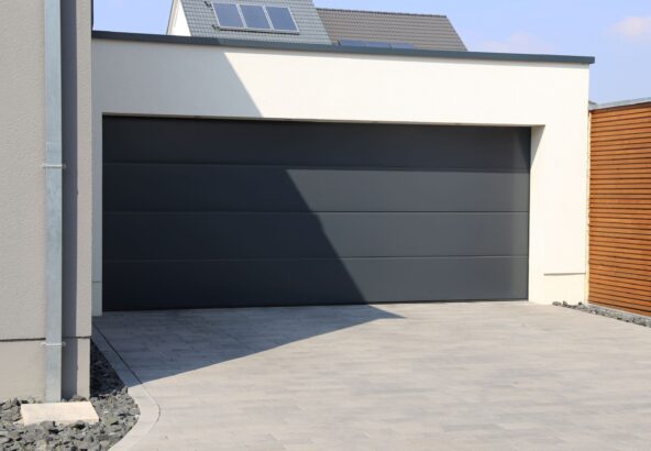 おしゃれなシャッター付きインナーガレージ