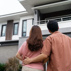 夫婦で見上げるお気に入りの我が家