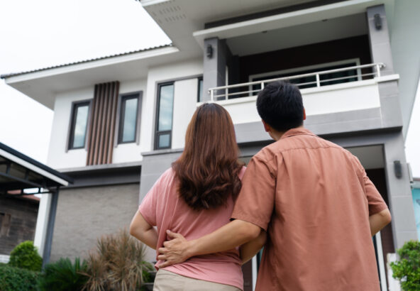 夫婦で見上げるお気に入りの我が家